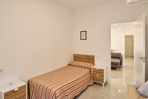 3 habitaciones, tabla de planchar con plancha, wifi y ropa de cama 