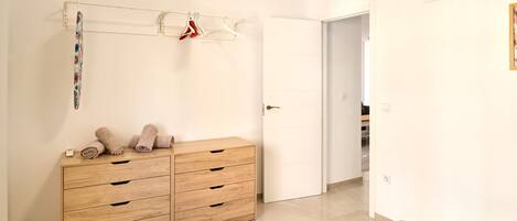 3 slaapkamers, een strijkplank/strijkijzer, wifi, beddengoed