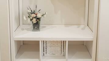 Comfort-Vierbettzimmer | Verdunkelungsvorhänge, schallisolierte Zimmer, Bügeleisen/Bügelbrett