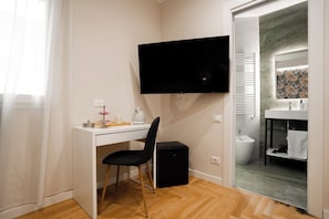 Double Room | Blackout drapes, soundproofing, iron/ironing board, free WiFi