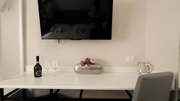 Camera doppia, vista città | Tende oscuranti, insonorizzazione, ferro/asse da stiro, Wi-Fi gratuito