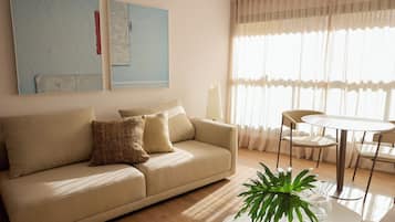 Departamento Deluxe | Área de sala de estar | Smart TV de 55 pulgadas con canales por cable y Netflix