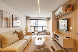 Căn hộ Cao cấp | Khu phòng khách | Smart TV 55-inch có truyền hình cáp, Netflix, dịch vụ stream 