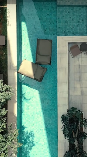 Piscine extérieure, parasols de plage, chaises longues
