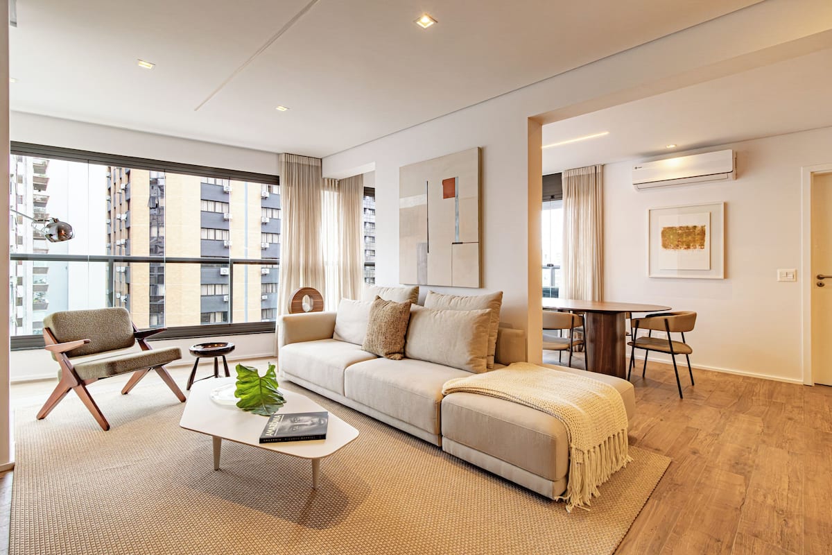 Apartamento premium | Área de estar | Smart TV 55 polegadas com canais a cabo, Netflix, serviços de streaming