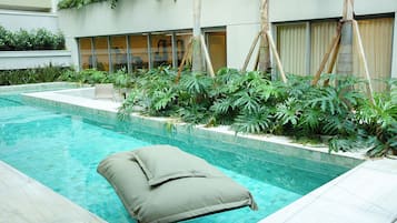 Piscina externa, guarda-sóis, espreguiçadeiras