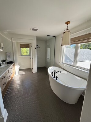 Haartrockner, Handtücher, Seife, Toilettenpapier