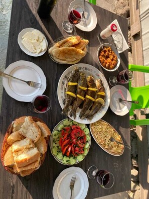 Stort kylskåp, ugn och grytor/köksredskap