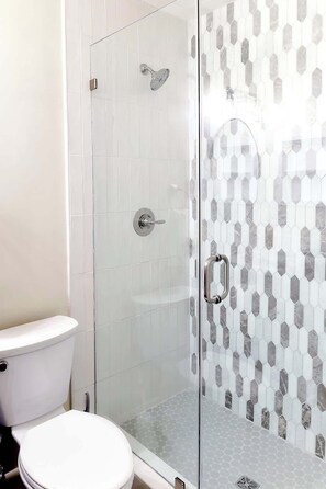 Douche, sèche-cheveux, shampoing