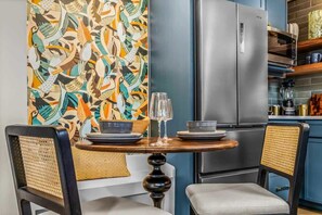 Refrigerador, horno y utensilios de cocina 