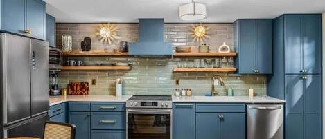 Kjøleskap, ovn og kjøkkenutstyr