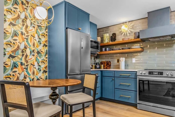 Refrigerador, horno y utensilios de cocina 