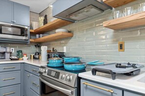 Refrigerador, horno y utensilios de cocina 