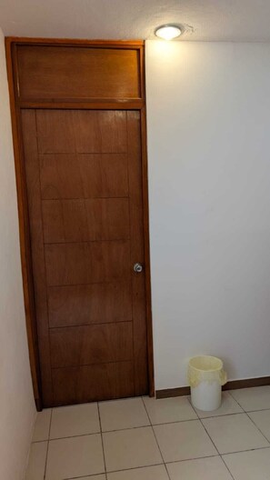 Escrivaninha, ferros/tábuas de passar roupa, Wi-Fi de cortesia