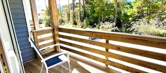 Centrally Located Townhome - 2 Master Bedrooms - Fireplace - Private Garage - T4