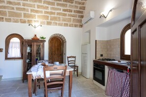 Réfrigérateur, un four, surface de cuisson, vaisselle et ustensiles