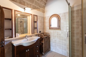 Shower, bidet, towels