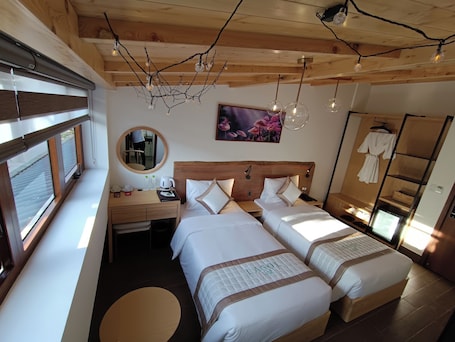 Camera Deluxe con letto matrimoniale o 2 letti singoli | Ferro/asse da stiro, Wi-Fi gratuito