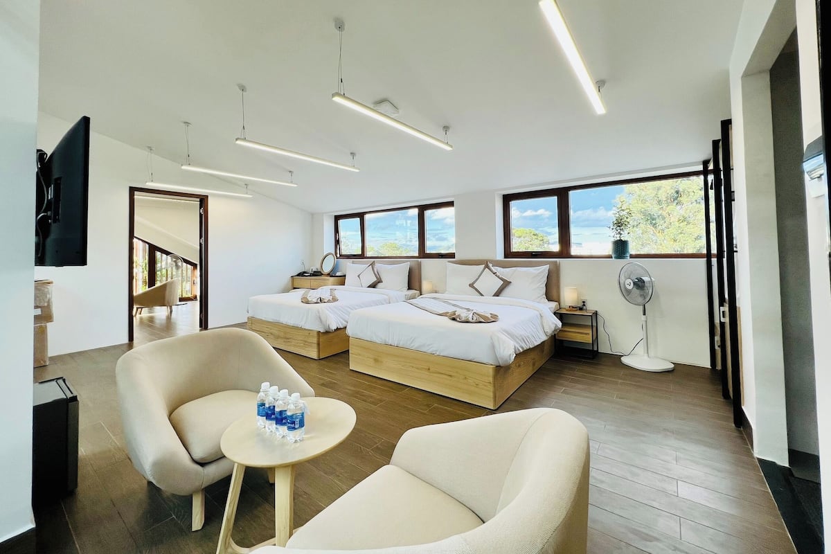 Family Room | Iron/ironing board, free WiFi
