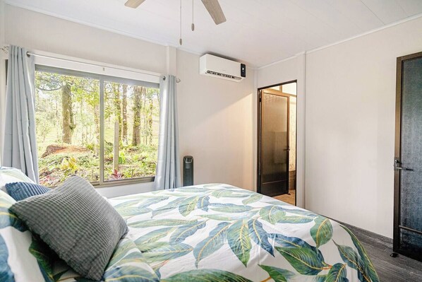 3 bedrooms, free WiFi, bed sheets, wheelchair access - Hiker's Hideaway-Pura Vidaville. Mins to Rio Celeste -Private Cabin Escape. (El Pilon, Bijagua de Upala)