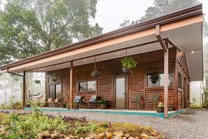 Terrace/patio - Hiker's Hideaway-Pura Vidaville. Mins to Rio Celeste -Private Cabin Escape. (El Pilon, Bijagua de Upala)