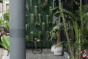 Unclassified image, 4 of 19, button - Wire Bangkok Prakhanong (Bangkok)