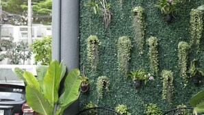 A wall with vertical gardens and a car parked nearby. - Wire Bangkok Prakhanong (Bangkok)