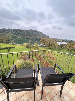 Standard-Doppelzimmer, Balkon | Blick auf den See