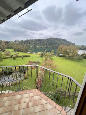 Standard-Doppelzimmer, Balkon | Blick auf den See