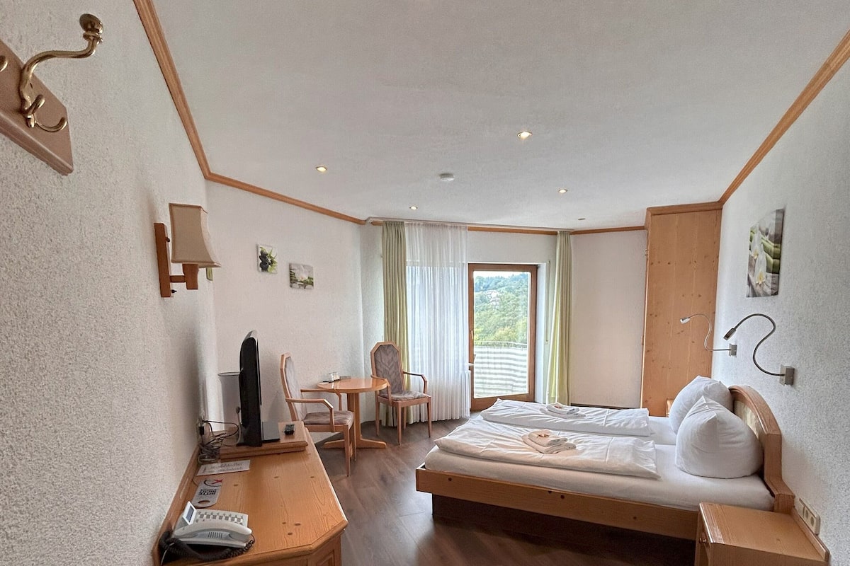 Habitación estándar doble, balcón | Escritorio, espacio para trabajar con un portátil, wifi gratis