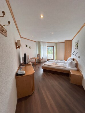 Standard-Doppelzimmer, Balkon | Schreibtisch, laptopgeeigneter Arbeitsplatz, kostenloses WLAN
