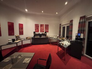 Café da manhã com buffet grátis todos os dias