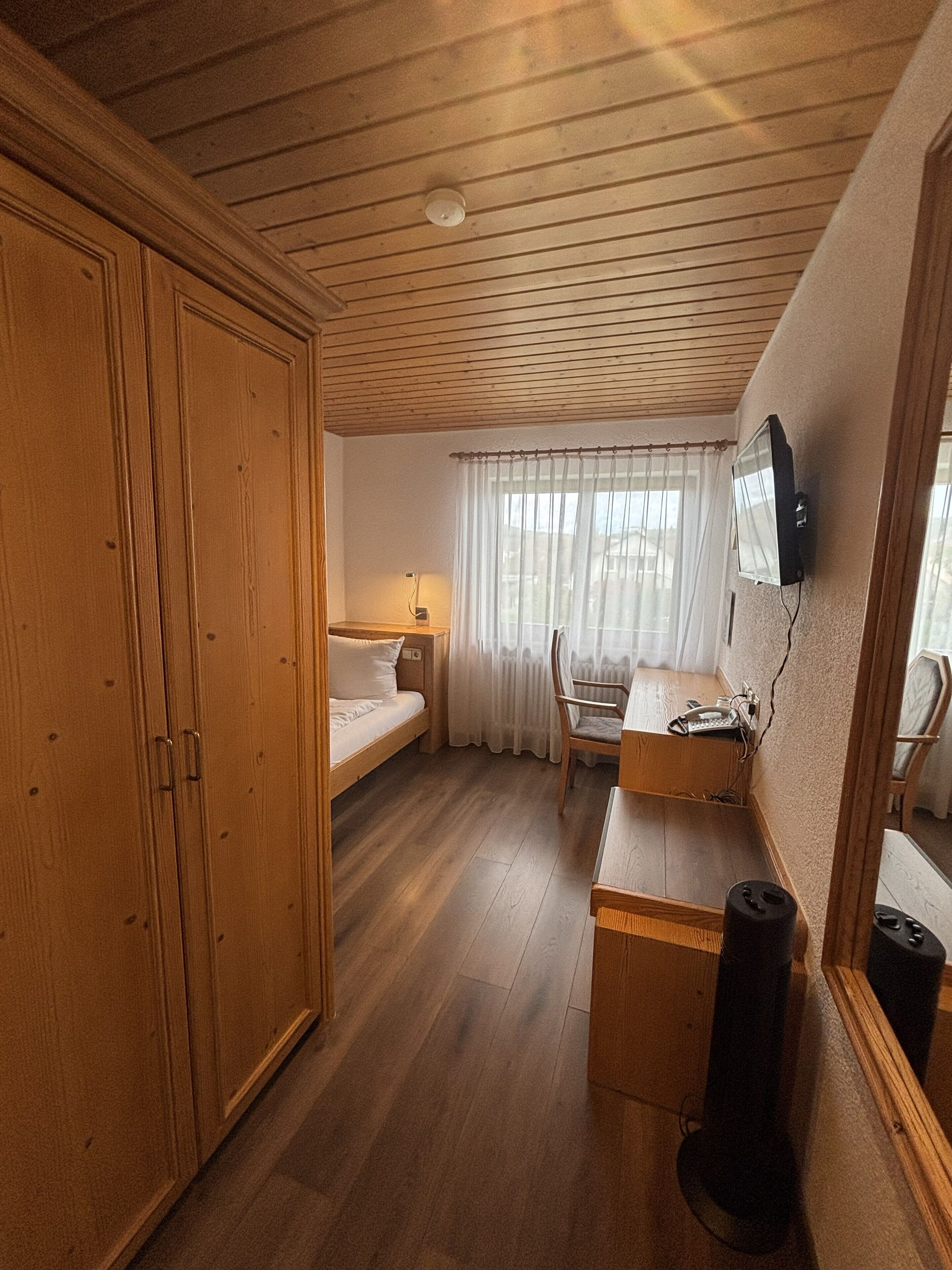 Basic Single Room | Desk, laptop workspace, free cribs/infant beds, free WiFi