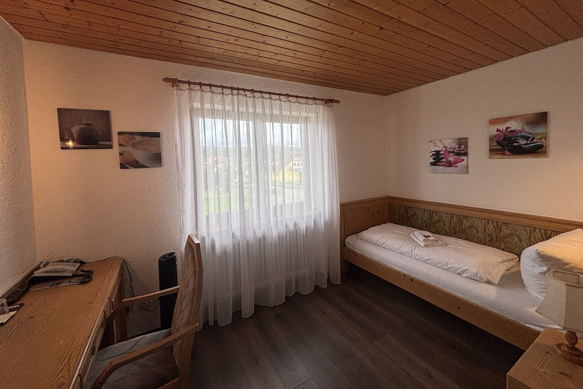 Basic Single Room | WiFi (free), bed sheets