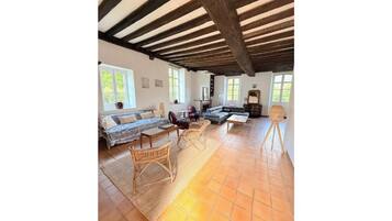 Televisie, een open haard, een dvd-speler en boeken