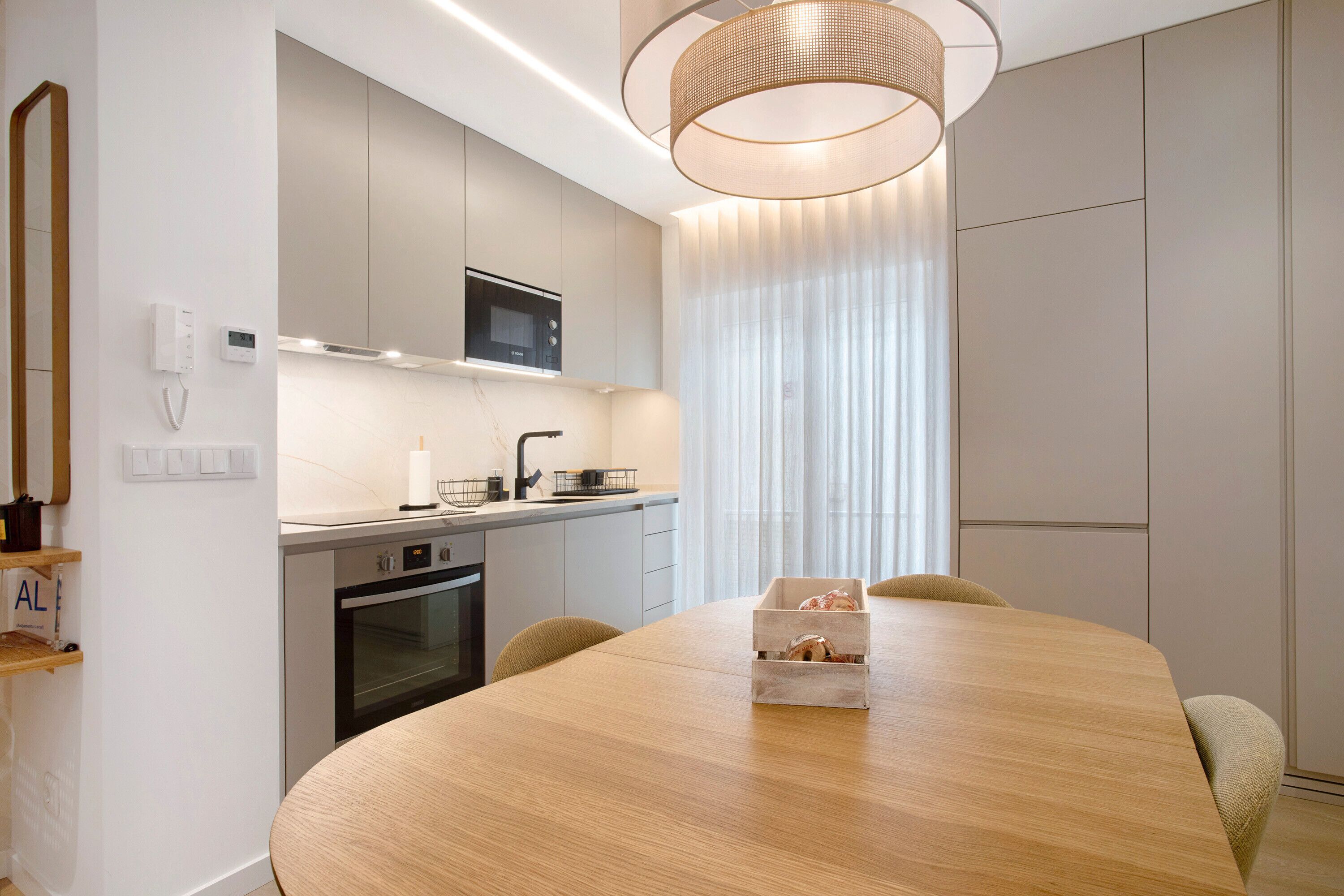 Geladeira, micro-ondas, fogão, cooktop