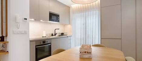 Kühlschrank, Mikrowelle, Ofen, Herdplatte