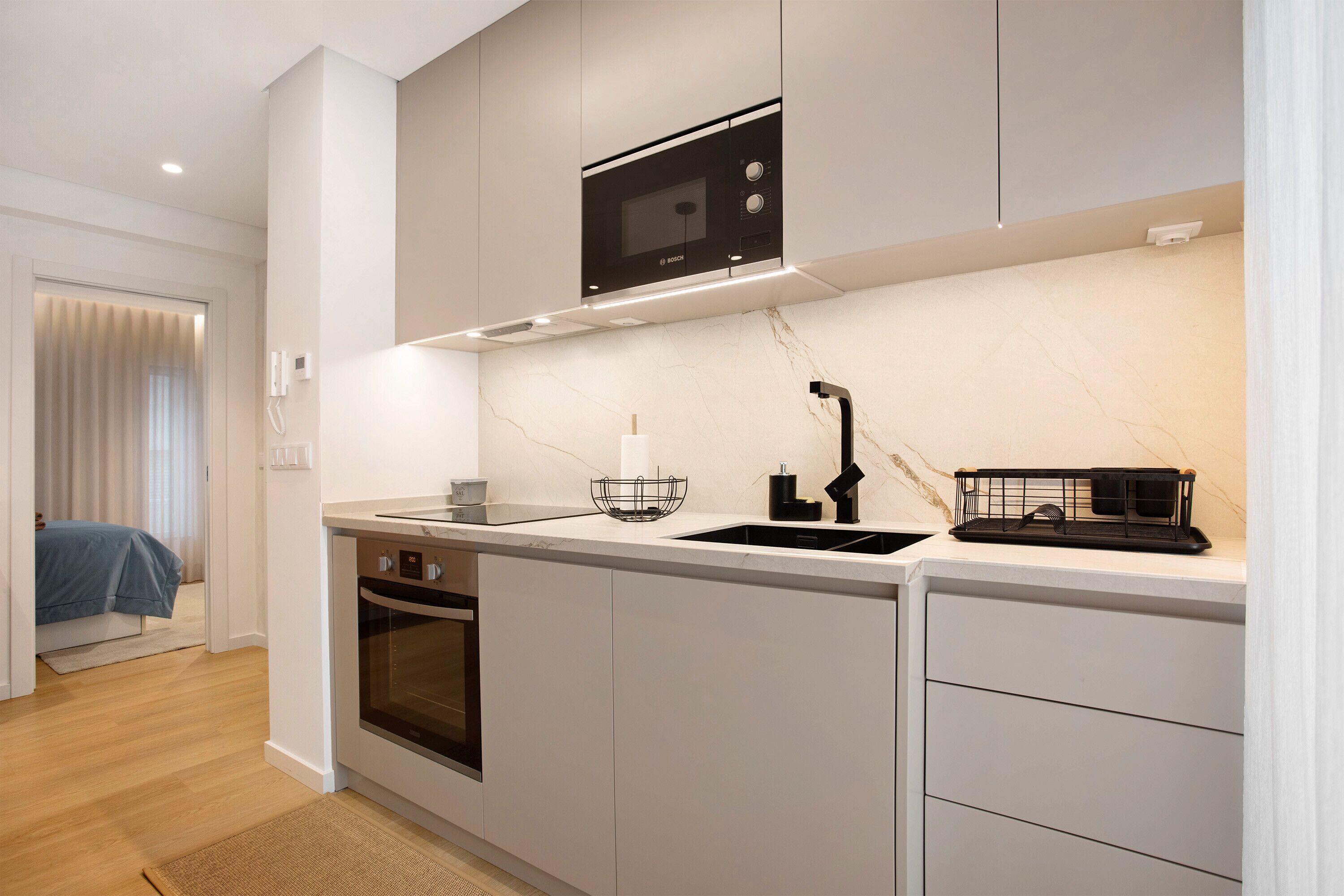 Een koelkast, een magnetron, een oven, een kookplaat