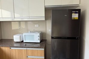 Private kitchen - Luxurious Modern Cozy Manila Bayview Pool View 1 2 3 Bedrooms Near Manila Airports Okada Solaire MOA (Paranaque)