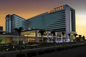 Room - Luxurious Modern Cozy Manila Bayview Pool View 1 2 3 Bedrooms Near Manila Airports Okada Solaire MOA (Paranaque)