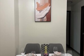 Dining - Luxurious Modern Cozy Manila Bayview Pool View 1 2 3 Bedrooms Near Manila Airports Okada Solaire MOA (Paranaque)
