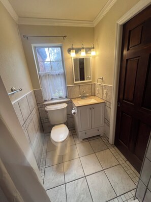 Séchoir à cheveux, serviettes fournies, savon, papier de toilette