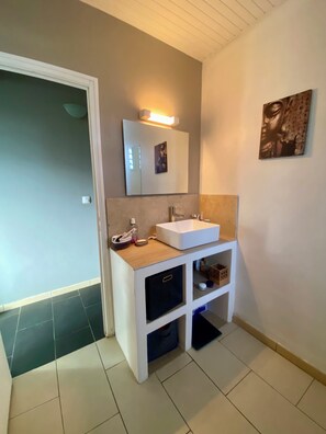 Douche, serviettes fournies