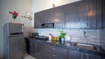 Mikrowelle, Herdplatte, Wasserkocher, Toaster