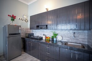 Four à micro-ondes, surface de cuisson, bouilloire électrique