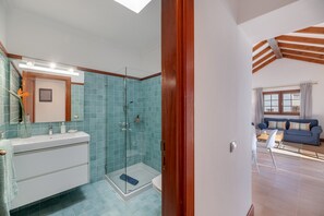 Shower, hair dryer, towels - Vacation Villa 'Turqué' with Sea View, Private Pool and Wi-Fi (Arrieta)