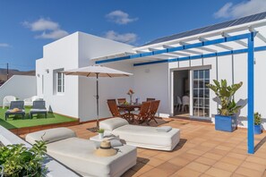 Outdoor dining - Vacation Villa 'Turqué' with Sea View, Private Pool and Wi-Fi (Arrieta)
