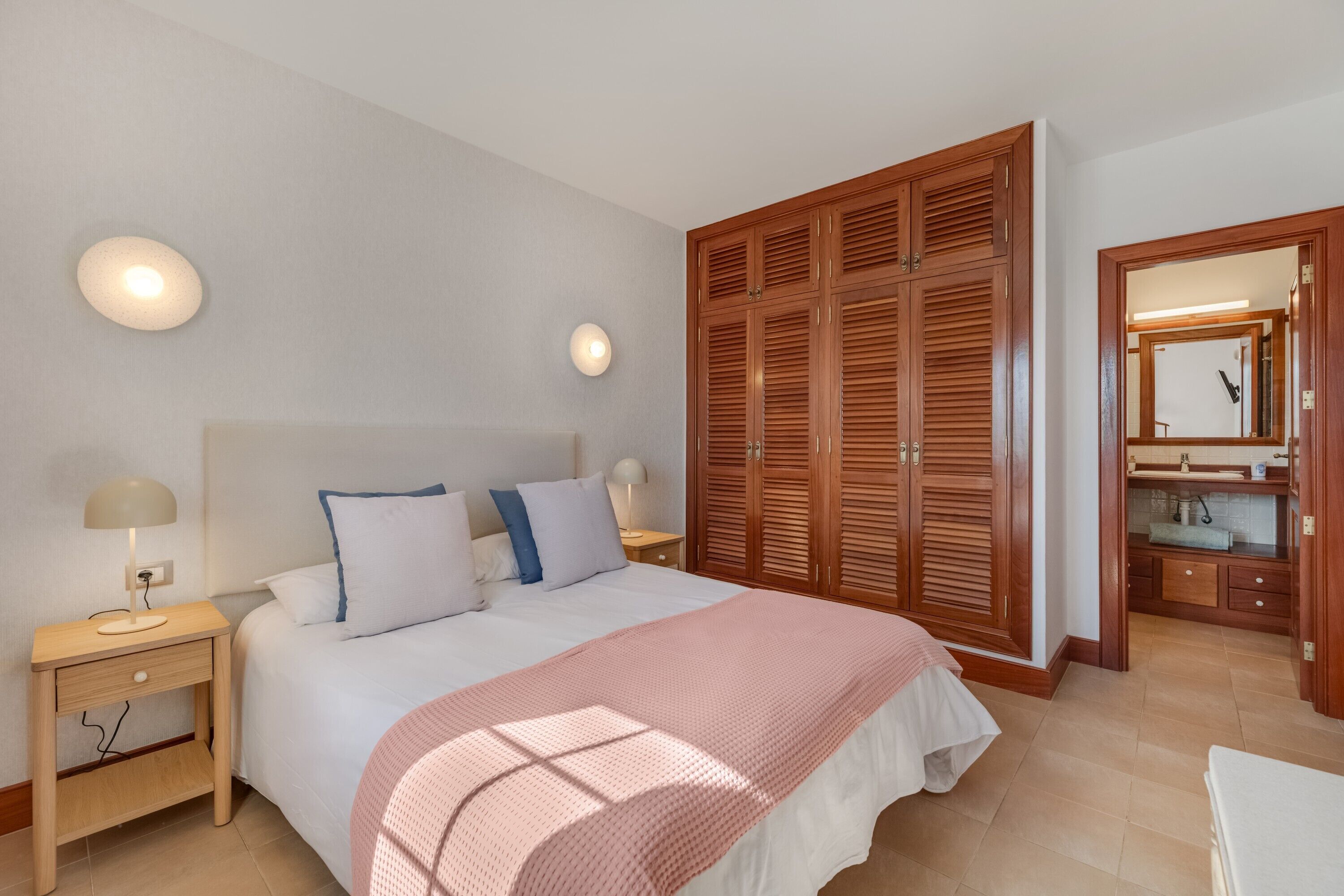 3 quartos, ferros/tábuas de passar roupa, Wi-Fi, roupa de cama