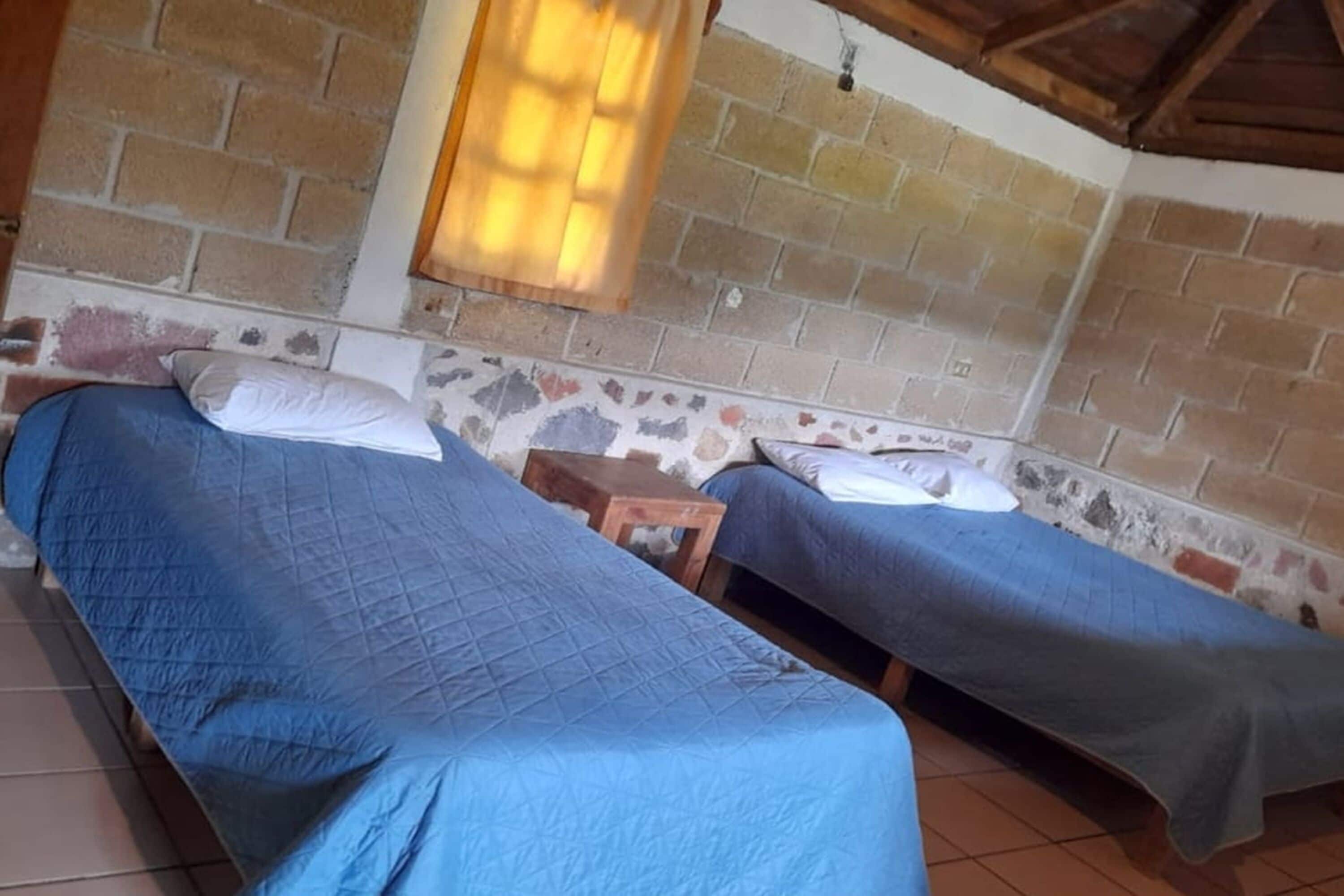 Habitación familiar, varias camas | Escritorio, insonorización, wifi gratis y ropa de cama 