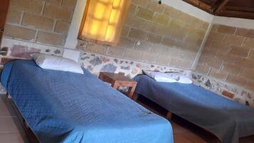 Habitación familiar, varias camas | Escritorio, insonorización, wifi gratis y ropa de cama